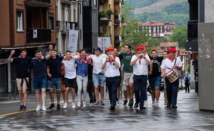 Dulzaineros acompañados en Irun