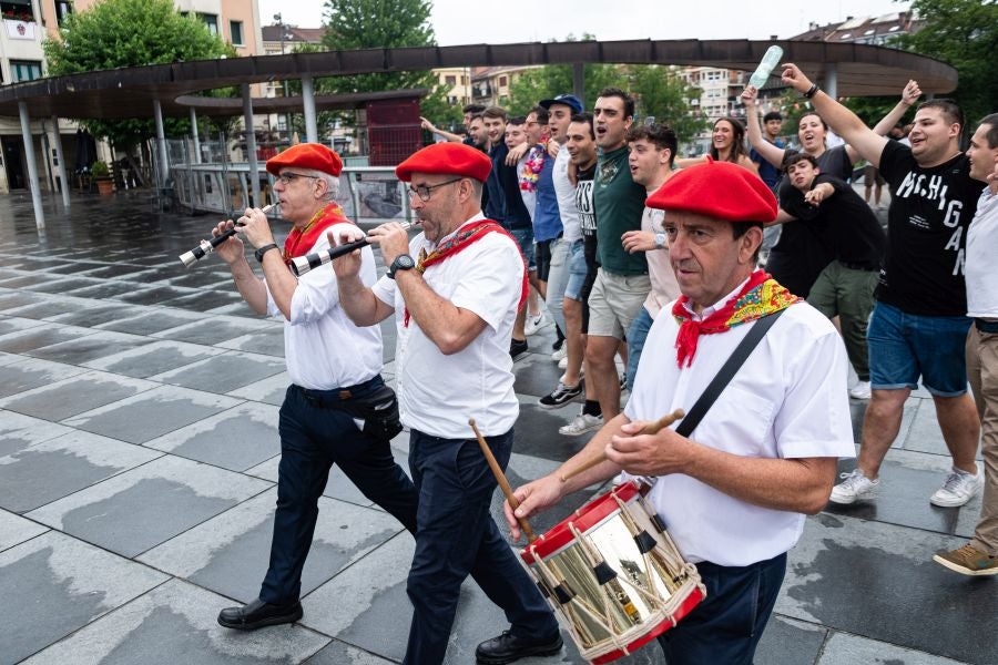 Dulzaineros acompañados en Irun