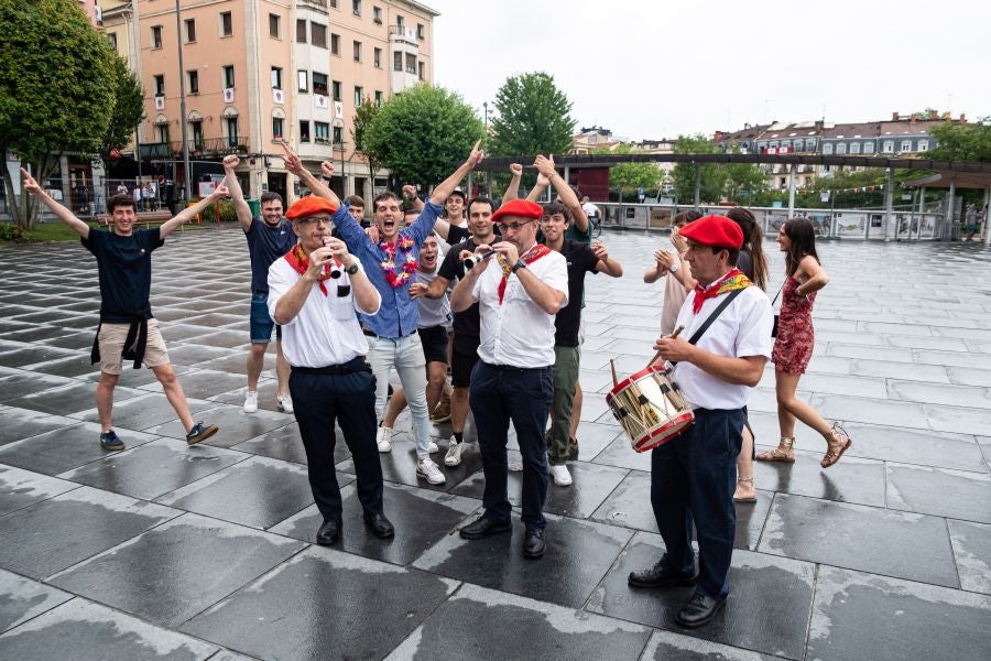Dulzaineros acompañados en Irun