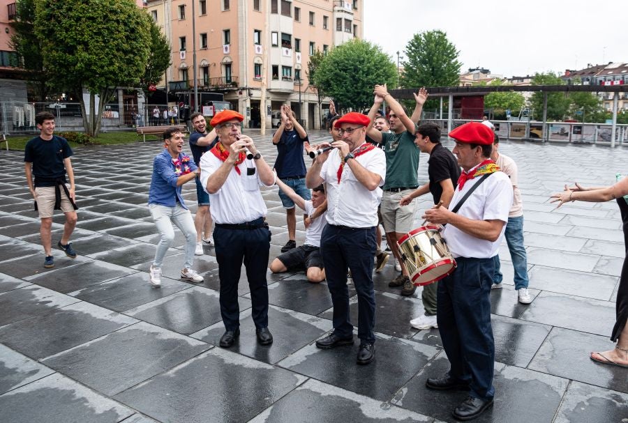 Dulzaineros acompañados en Irun