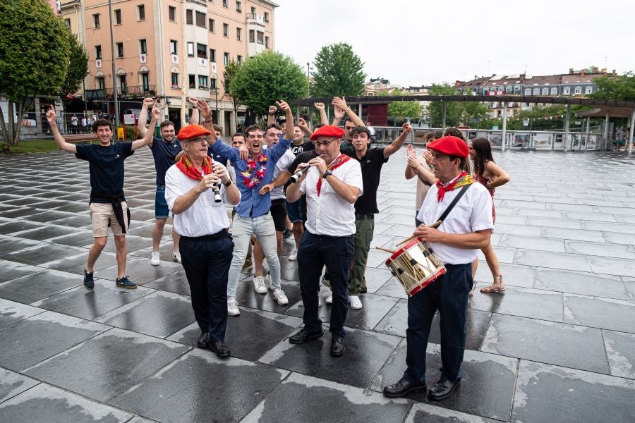 Dulzaineros acompañados en Irun