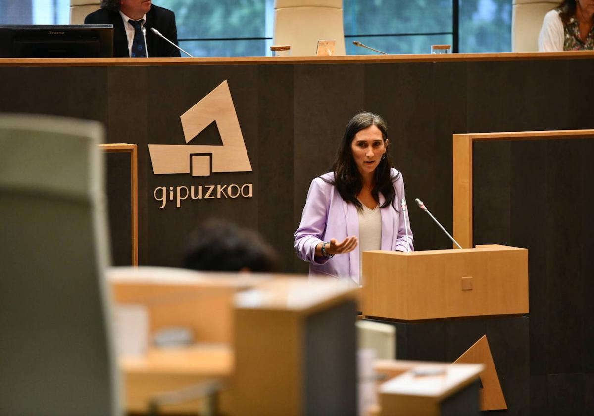 La portavoz de Elkarrekin Podemos, Miren Echeveste, durante su intervención en el pleno.