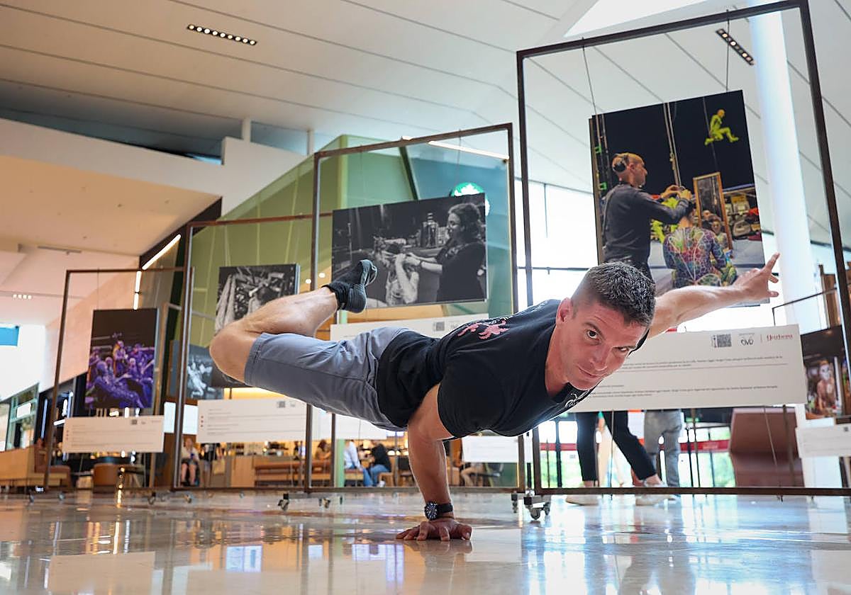 Alexis Trudel, uno de los integrantes del Circo del Sol, ha participado en la inauguración de la muestra en Garbera.