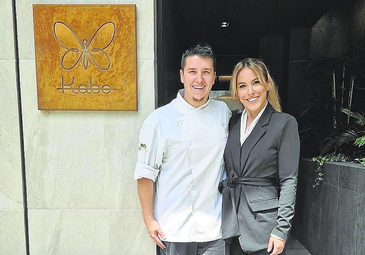 Aaron y Jaione, capitanes del Kabo, a la entrada del reconocido restaurante.