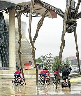 Imagen secundaria 2 - Ion Izagirre, tras Geschke, en la llegada del Cofidis a la presentación. Biniam Girmay, aspirante al triunfo en las dos primera etapas y al maillot amarillo, en Bilbao. El Ineos pasa bajo 'Mamá', la 'araña' de Louise Bourgeois en su camino a la presentación . 
