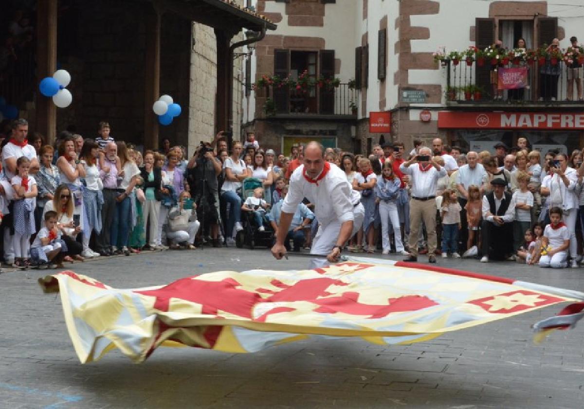 Eduardo Almandoz volvió a Bailar la Bandera ante sus vecinos.