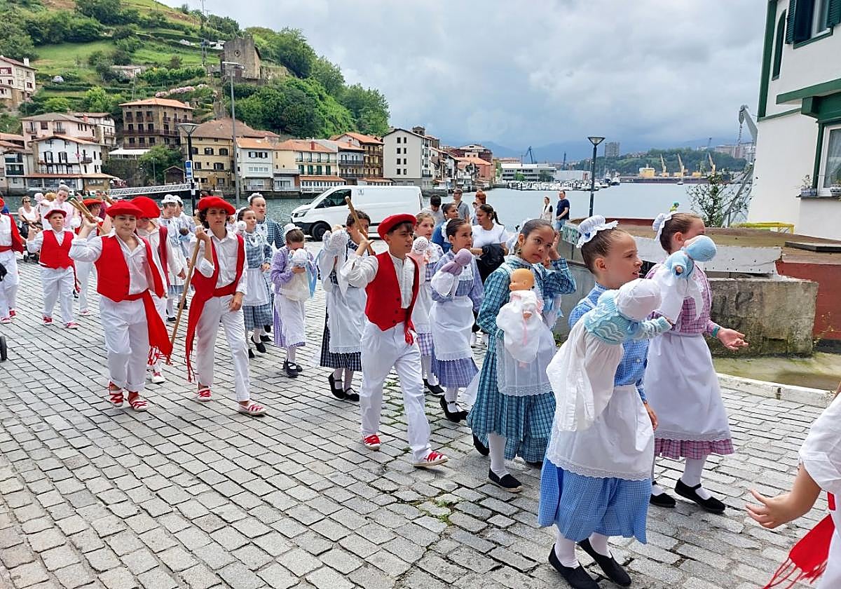 Nodrizas y pastores durante el desfile llevado a cabo por el casco antiguo de San Pedro.