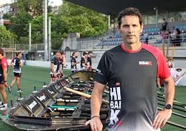 Iñaki Mendizabal, durante la presentación de las traineras este año en el campo de Fanderia.