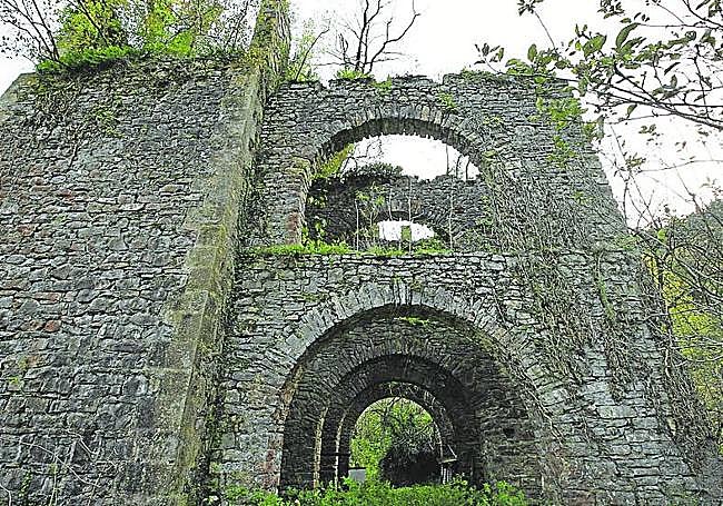 Ruinas de una de las tres ferrerías de Hernani donde terminó instalándose la Real Fábrica de Anclas.