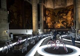 La exposición de bicis históricas de Amador Tolosa en el solemne marco de la iglesia de San Telmo.