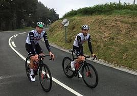Tadej Pogacar y Adam Yates, este mediodía en lo alto de Jaizkibel, última dificultad montañosa de la segunda etapa del Tour de Francia.