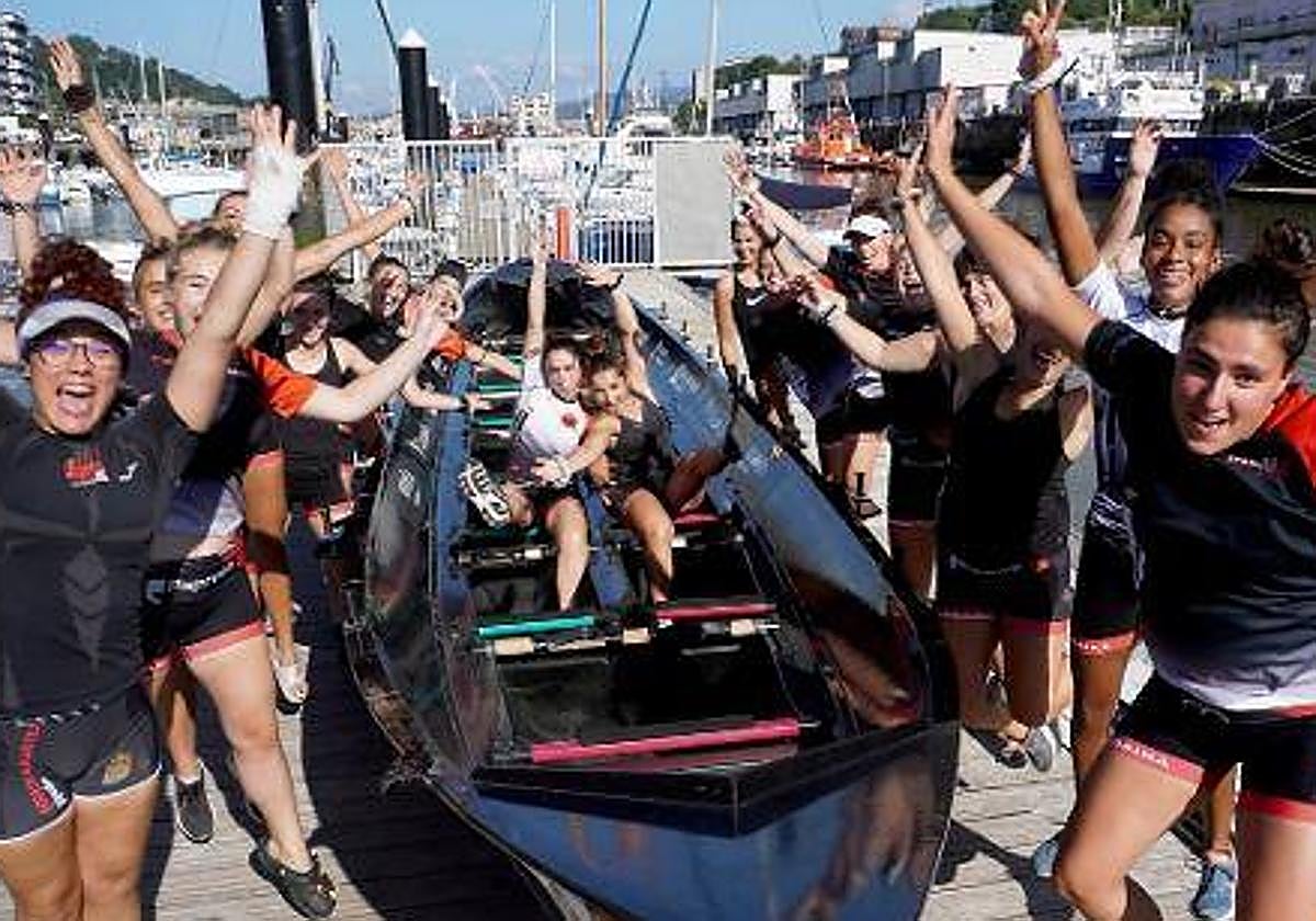 La trainera de Hibaika Jamones Ancín.