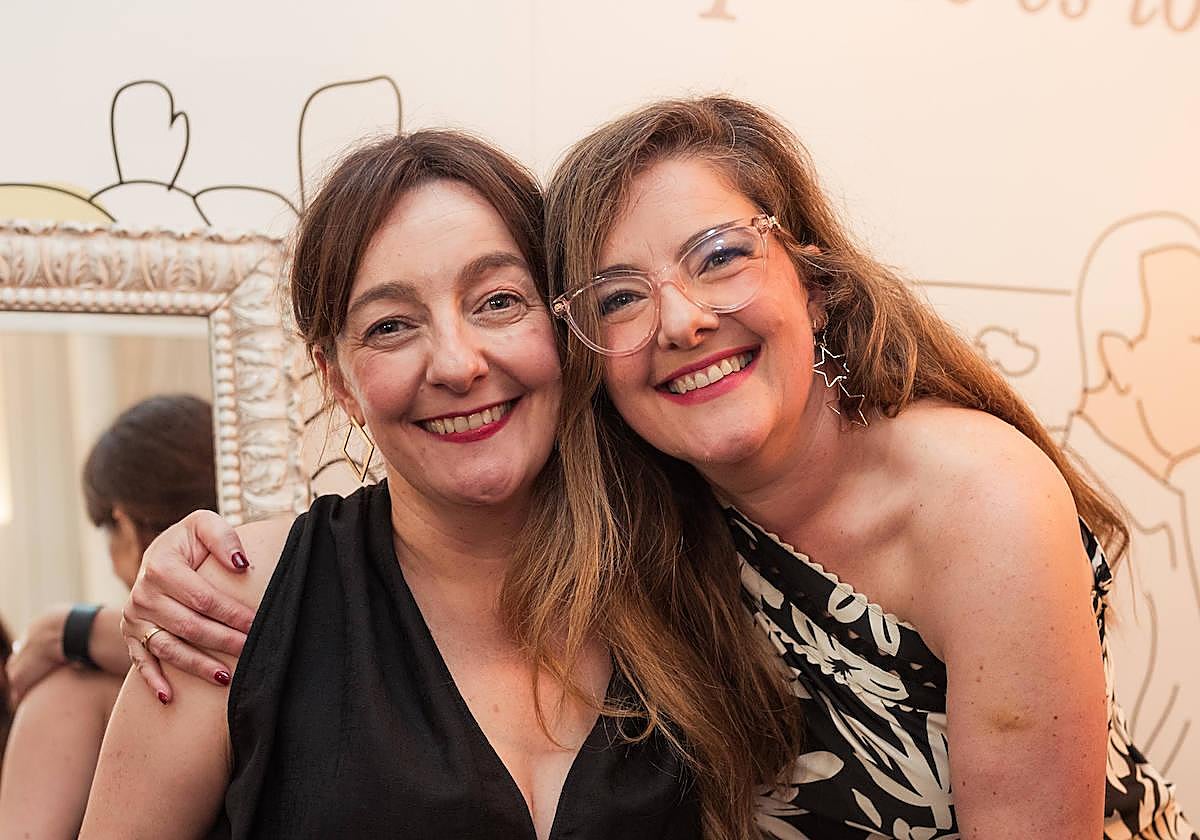 Ariadna y Estibaliz Tello posan orgullosas en el evento aniversario de su negocio.