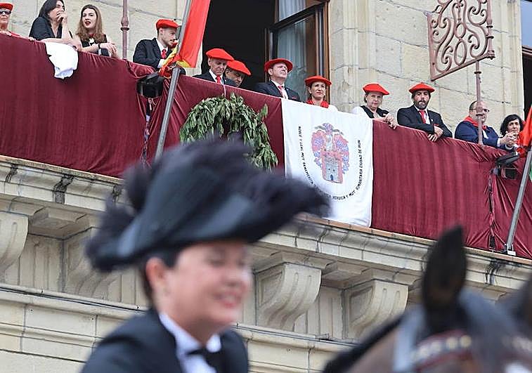 El alcalde Santano ha salido al balcón para recibir a los dos Alardes por primera vez en la historia.