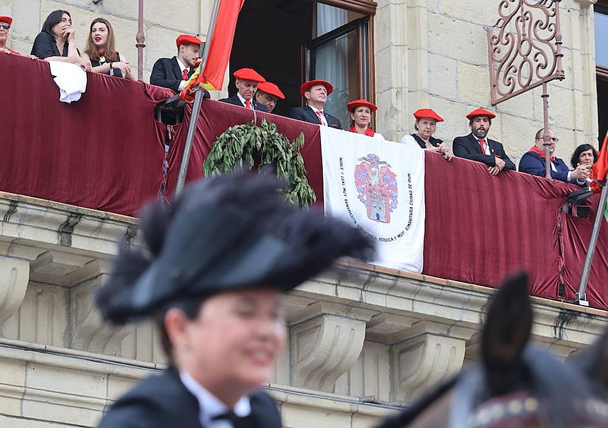 El alcalde Santano recibe por primera vez al Alarde mixto desde el balcón del Ayuntamiento