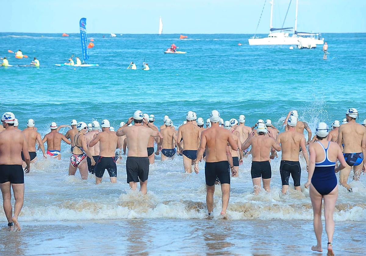 Los participantes se disponen a enfrentarse al oleaje en la bahía de La Concha.