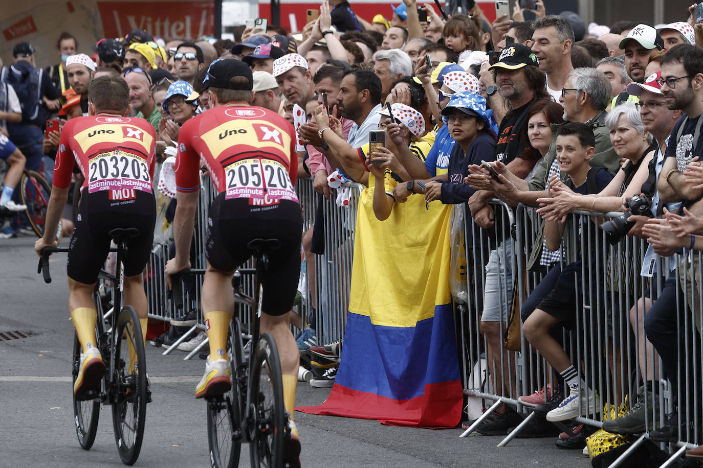 Gran ambiente en la salida del Tour de Francia desde Bilbao