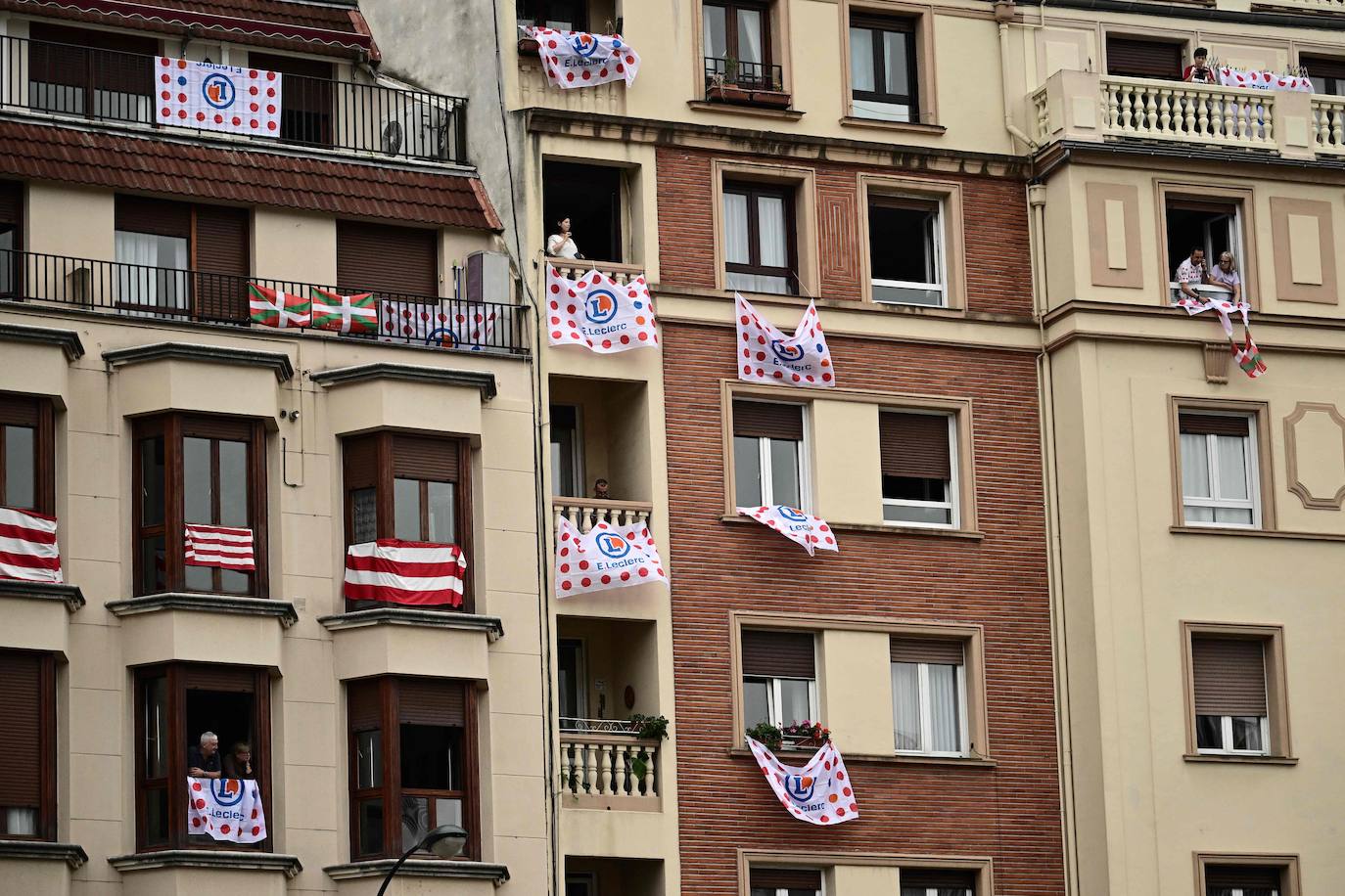 Gran ambiente en la salida del Tour de Francia desde Bilbao
