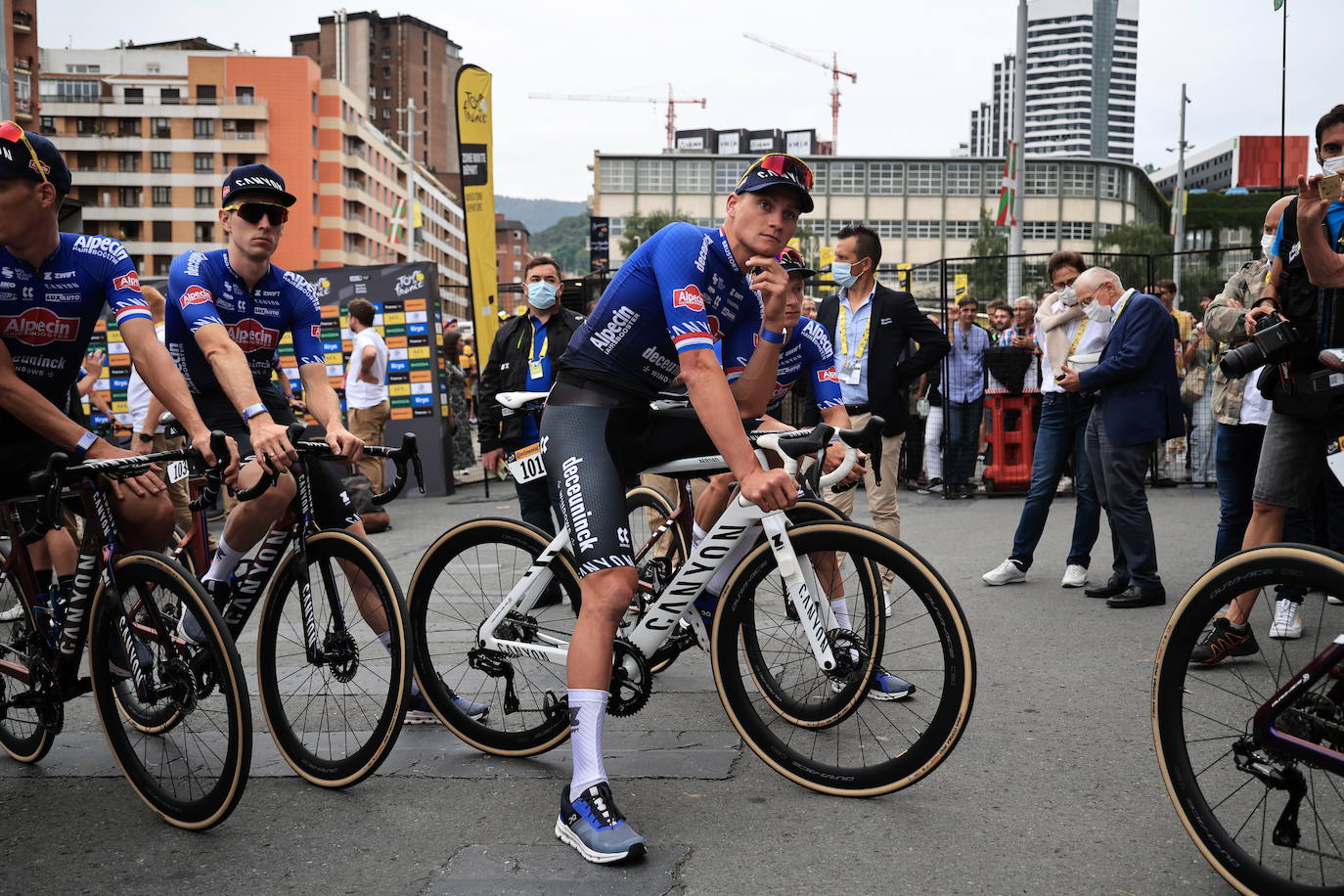 Gran ambiente en la salida del Tour de Francia desde Bilbao