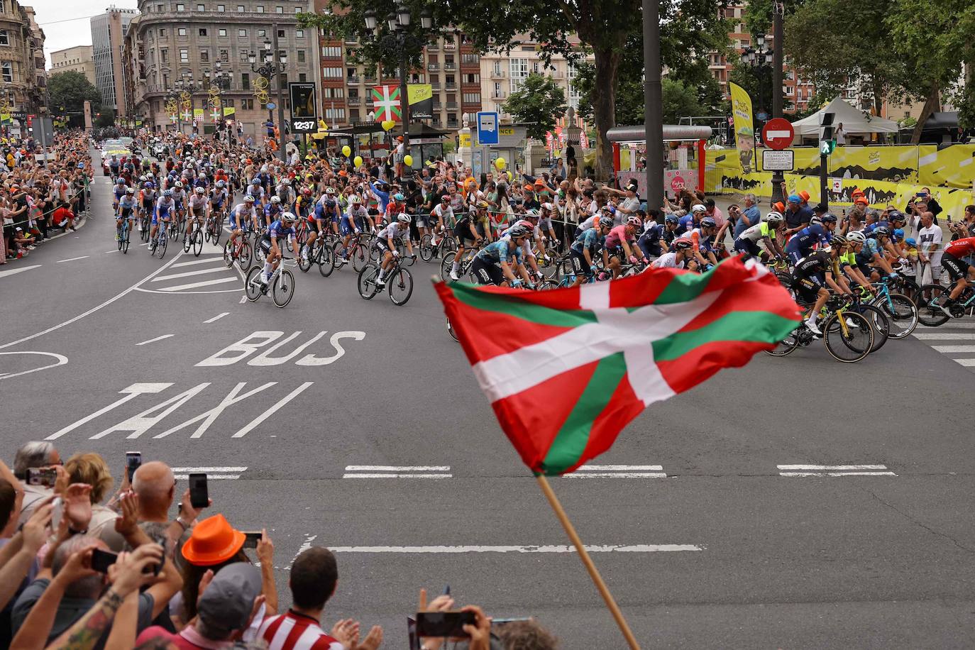 Gran ambiente en la salida del Tour de Francia desde Bilbao