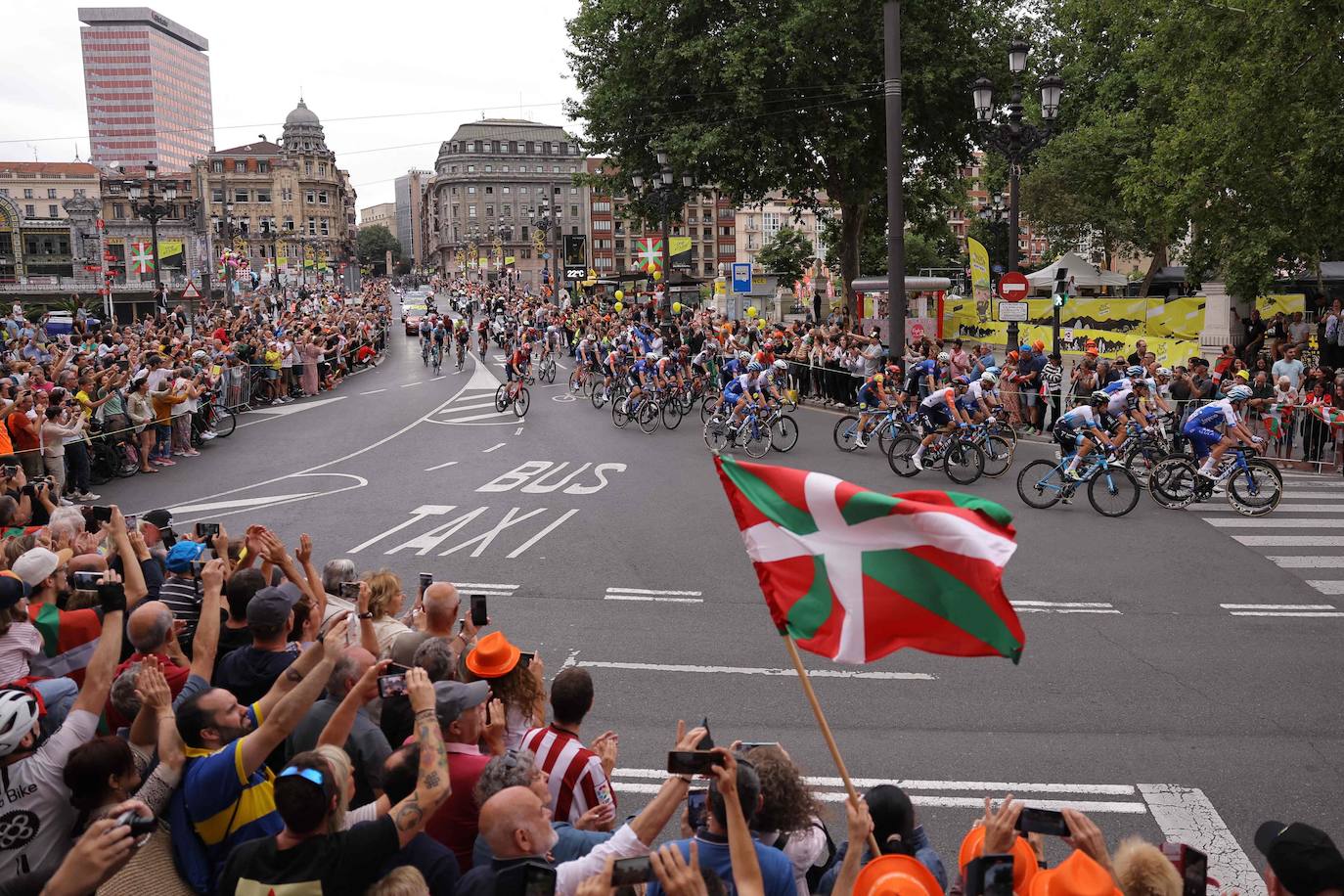 Gran ambiente en la salida del Tour de Francia desde Bilbao