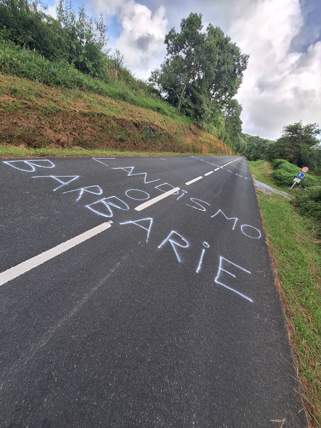 Las pintadas en la subida de Jaizkibel ya están preparadas.