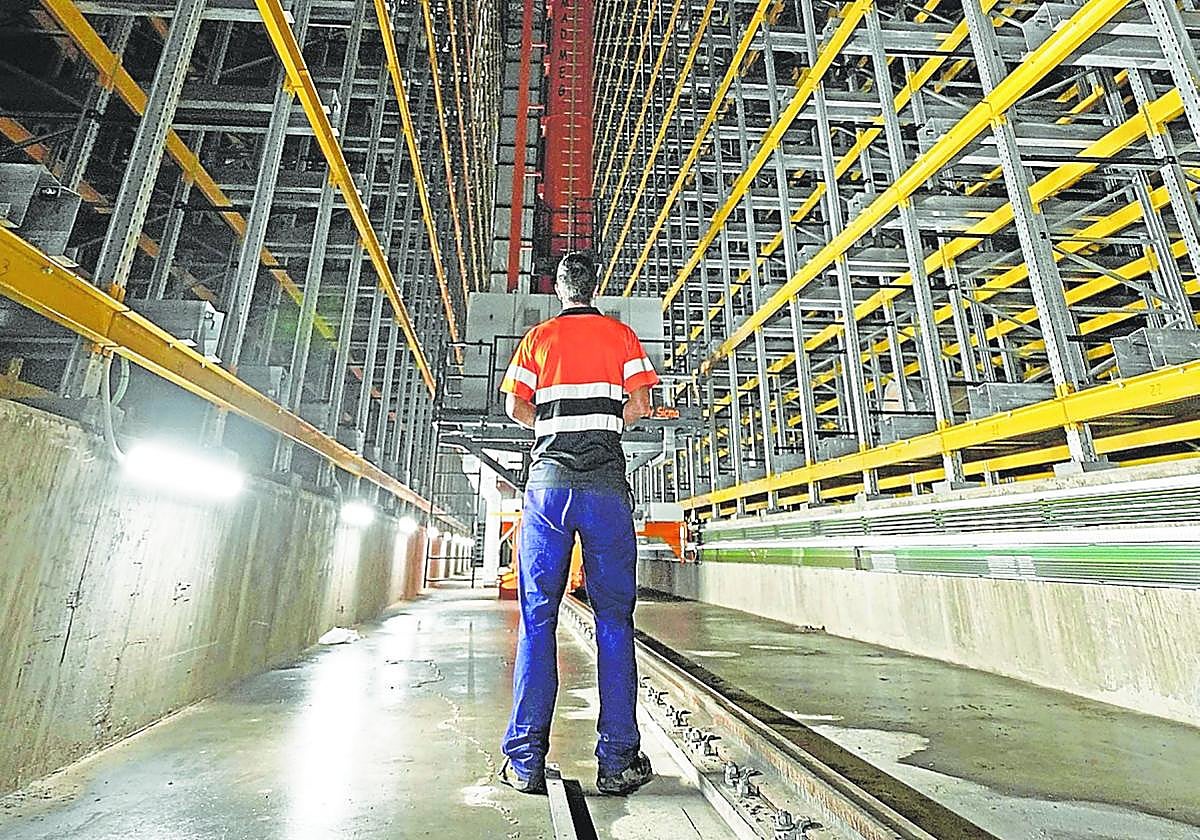 Un trabajador de una empresa guipuzcoana contempla una nave.