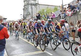 El pelotón pasa por Andoain con el griterío de la gente.