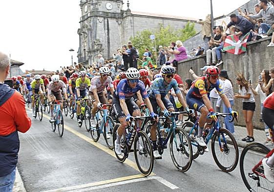El pelotón pasa por Andoain con el griterío de la gente.