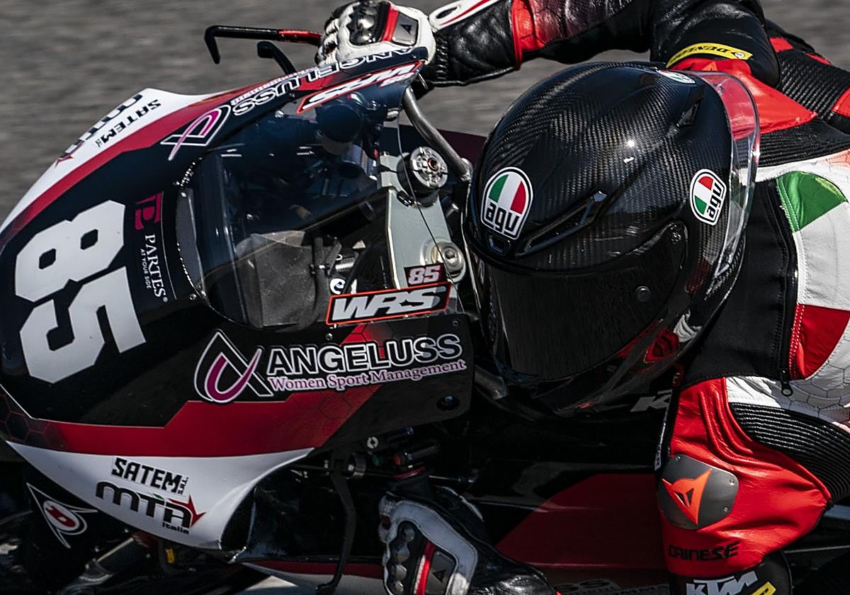 Xabi Zurutuza traza una curva con el número 85 en el carenado.