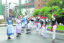 Las nodrizas volvieron a lanzar los bebés al aire para, de inmediato, cogerlos al vuelo.