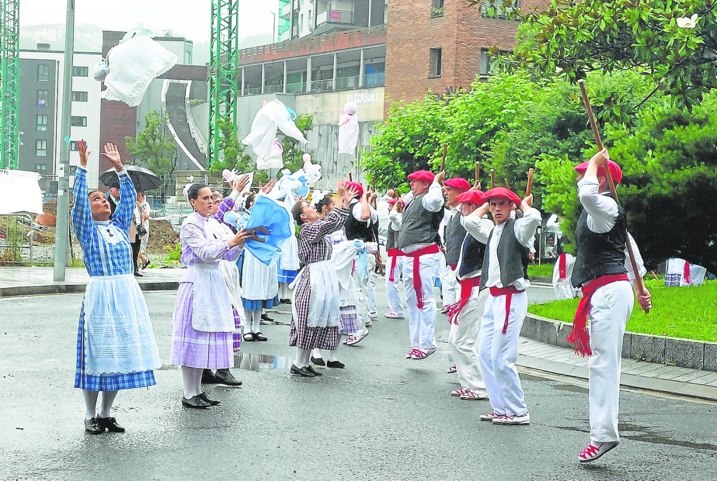 Las nodrizas volvieron a lanzar los bebés al aire para, de inmediato, cogerlos al vuelo.