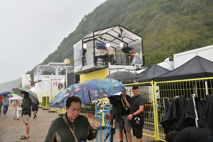 La lluvia no frena a la afición en la zona de meta en Donostia