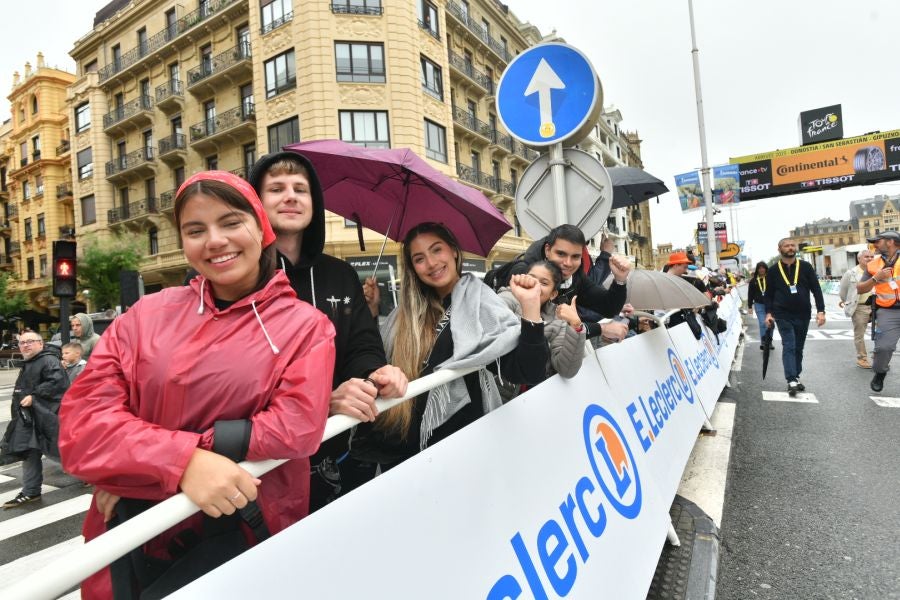 La lluvia no frena a la afición en la zona de meta en Donostia