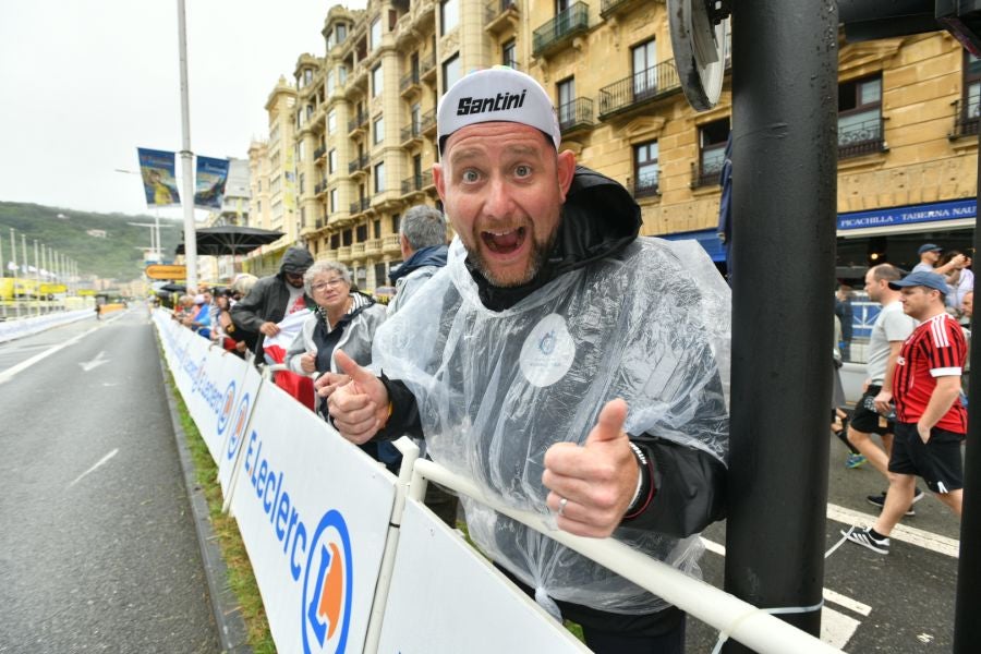 La lluvia no frena a la afición en la zona de meta en Donostia