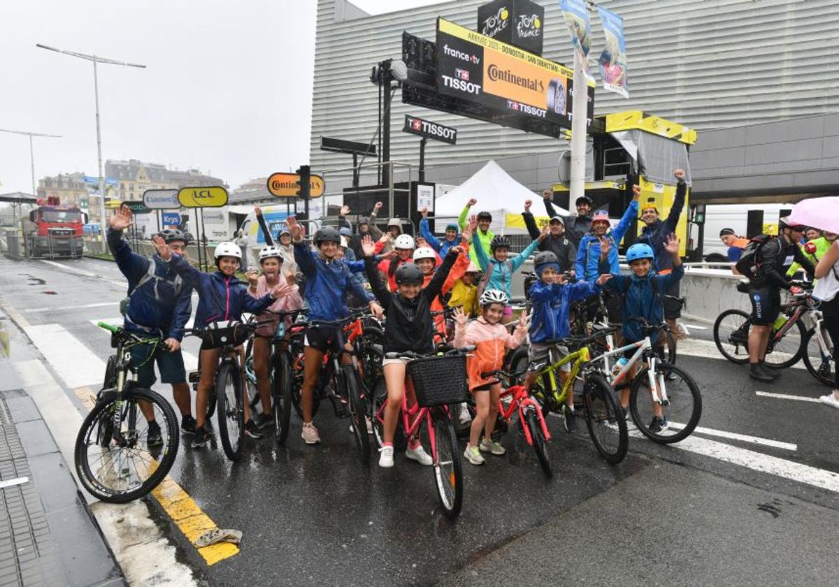 La lluvia no frena a la afición en la zona de meta en Donostia