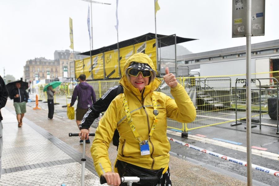 La lluvia no frena a la afición en la zona de meta en Donostia