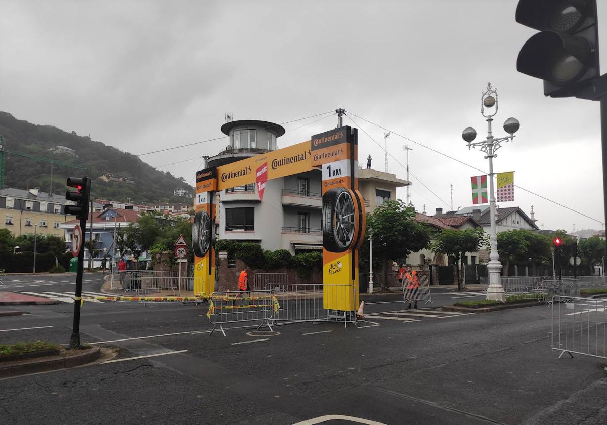 Expectación. Dos mujeres se hacen una foto con el Kursaal iluminado de amarillo de fondo.