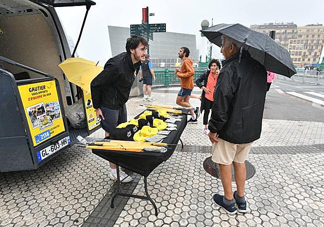 Uno de los puestos de merchandising del Tour ubicados cerca del Kursaal.