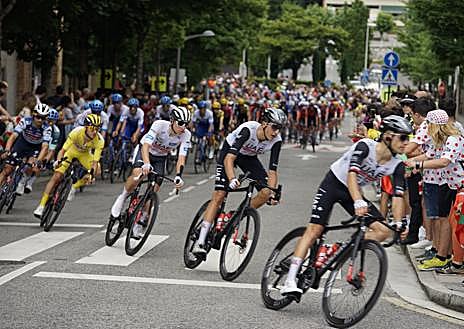 Imagen secundaria 1 - La caravana de animación y el pelotón a su paso por Beasain.