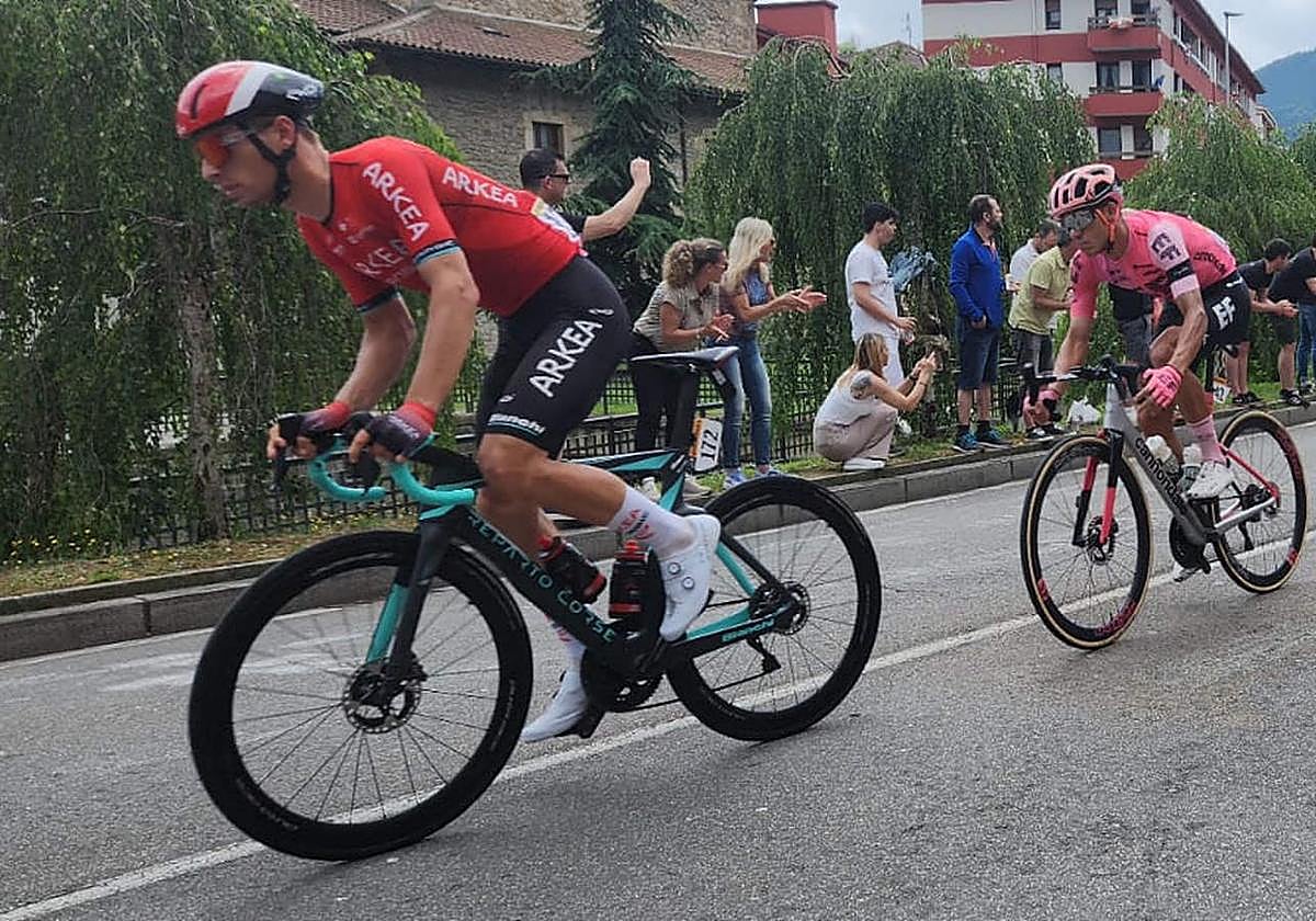 Gigantes y banderas para dar la bienvenida al Tour en Arrasate.