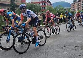 Gigantes y banderas para dar la bienvenida al Tour en Arrasate.