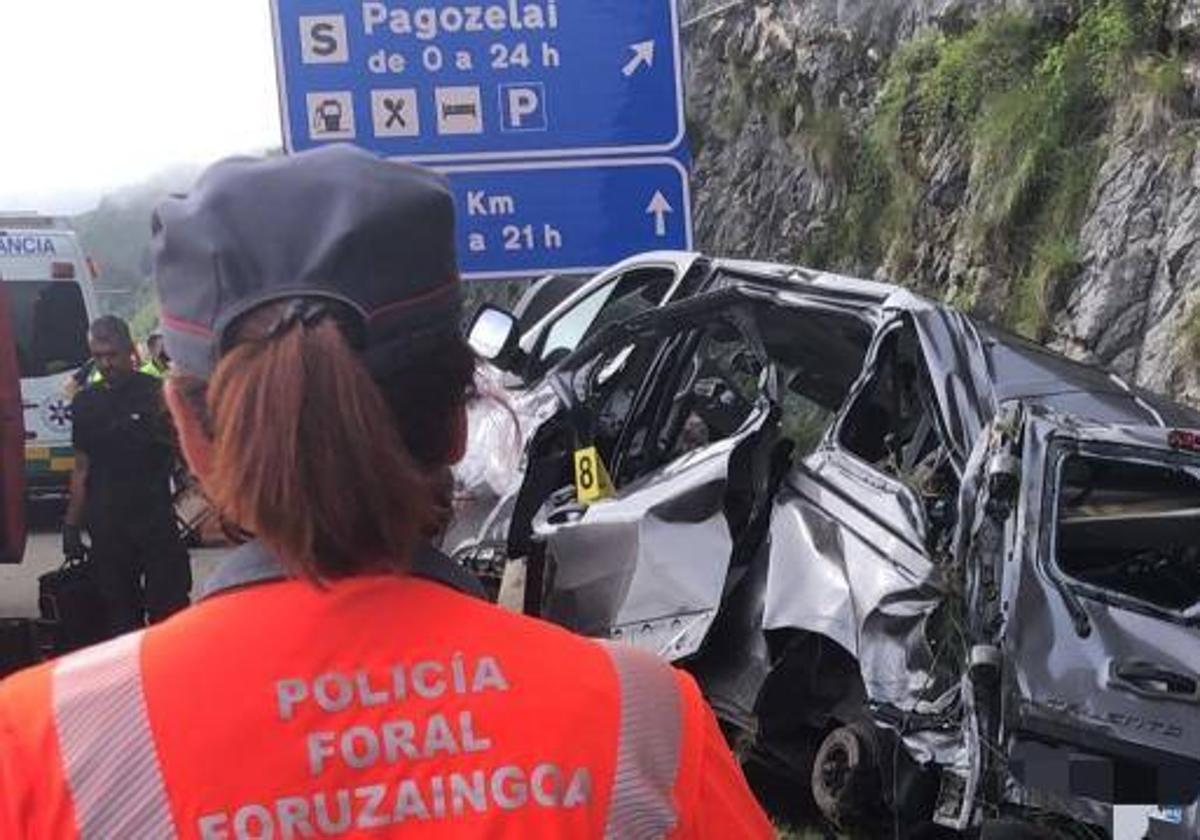 La furgoneta accidentada en la A-15.