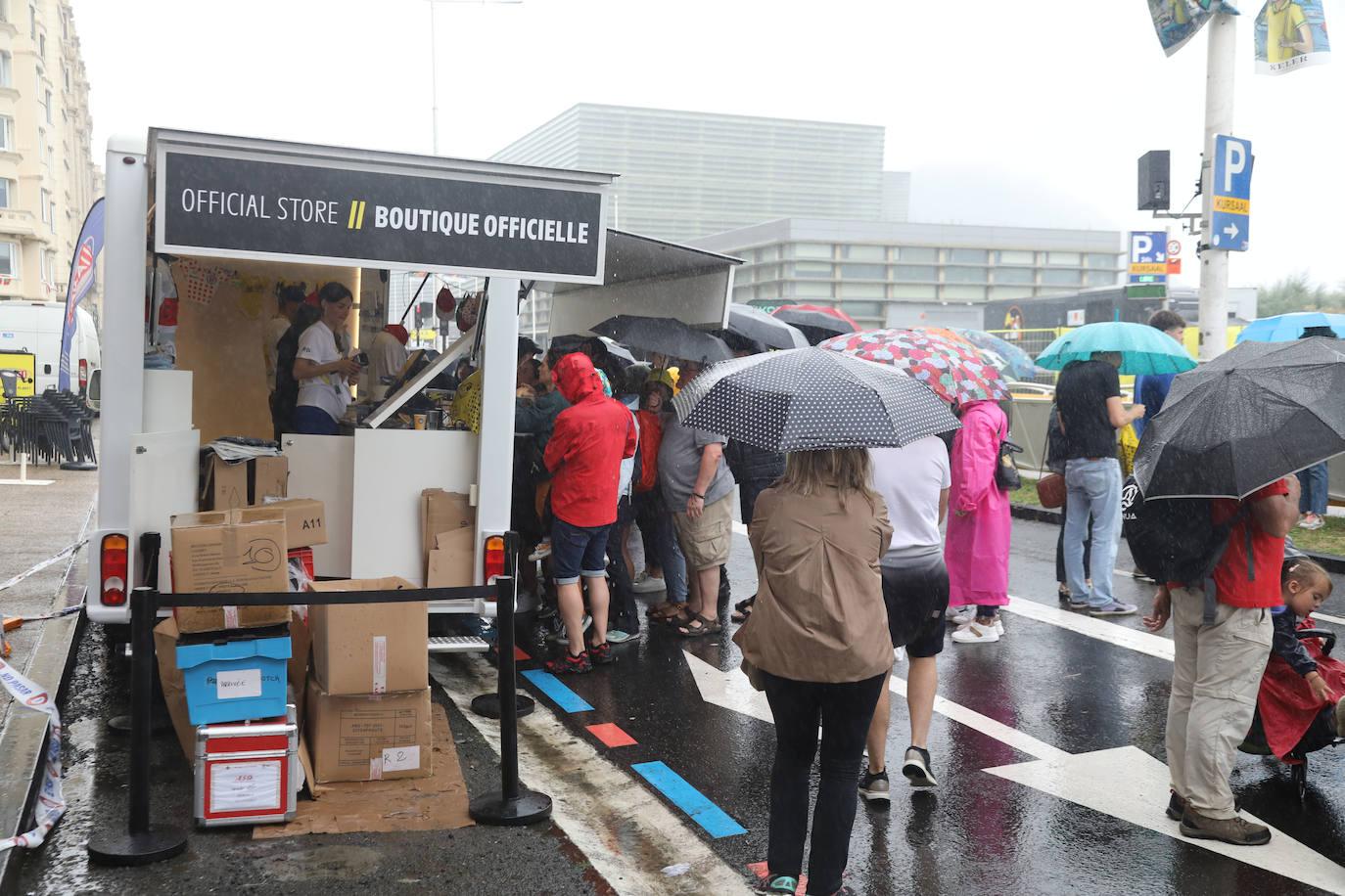 La lluvia no frena a la afición en la zona de meta en Donostia