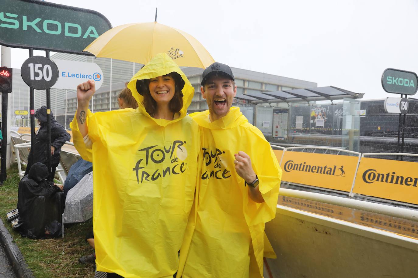 La lluvia no frena a la afición en la zona de meta en Donostia