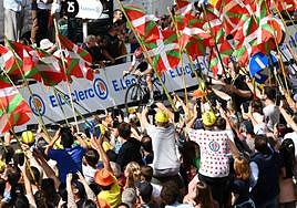 Las ikurriñas casi ocultan a Victor Lafay en su llegada a la meta de la Avenida de la Zurriola.