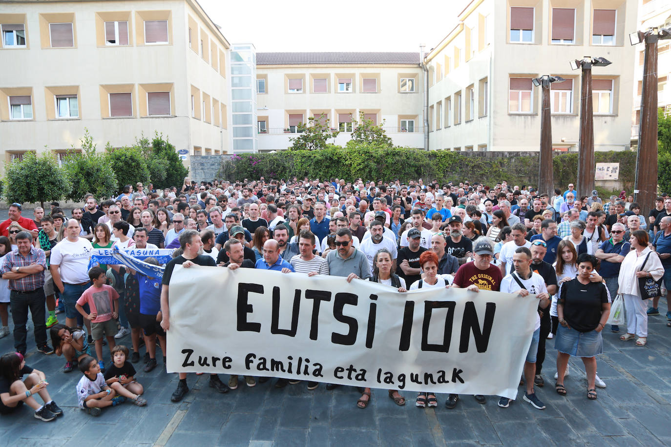 Unas 500 personas se congregaron en la plaza Gascuña de El Antiguo para pedir justicia por Ion