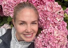 Genoveva Casanova posando con sus preciosas hortensias