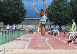 María Vicente, en pleno salto en el concurso de triple del Campeonato de Gipuzkoa.