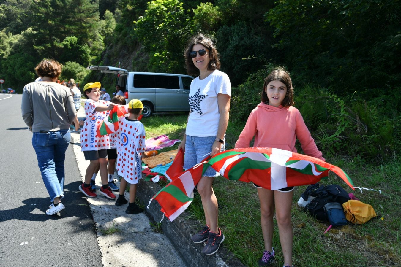La afición, volcada con el paso del Tour desde Mutriku hasta Irun